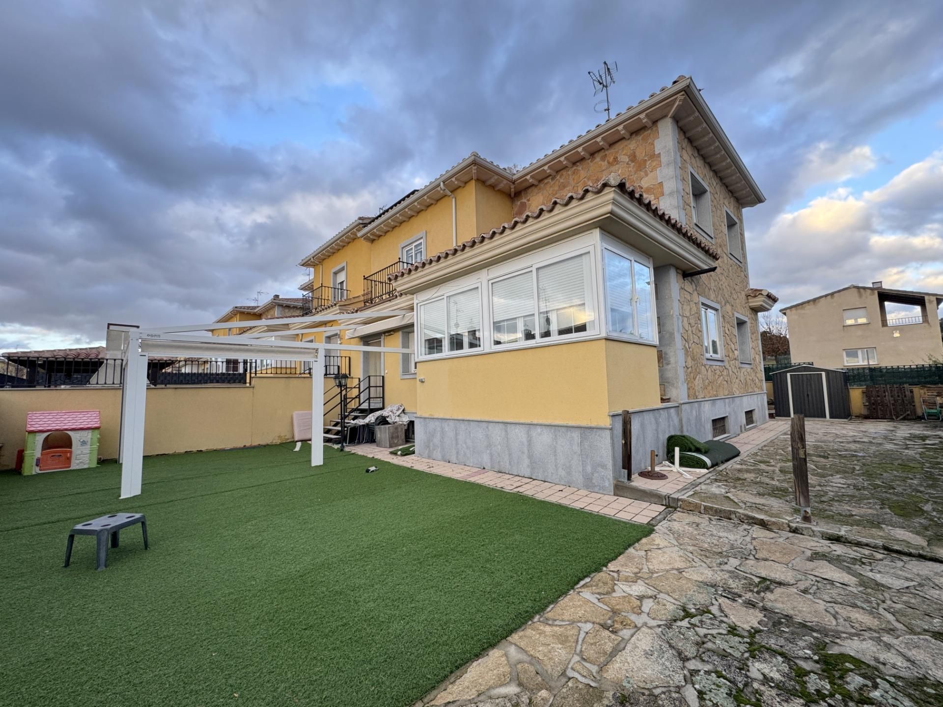 Exterior view of House or chalet for sale in Ávila Capital  with Heating, Terrace and Furnished