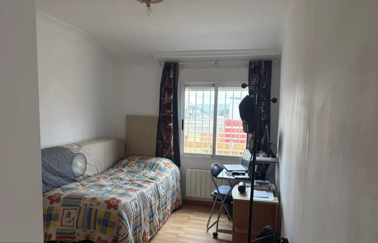 Schlafzimmer von Dachboden zum Verkauf in Villena mit Klimaanlage, Heizung und Parkett