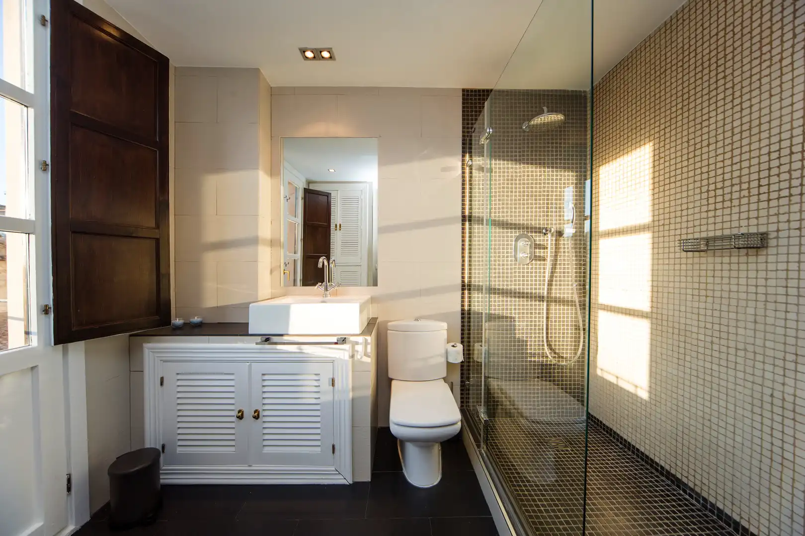 Bathroom of Flat for sale in Granada  with Air Conditioner, Heating and Parquet flooring