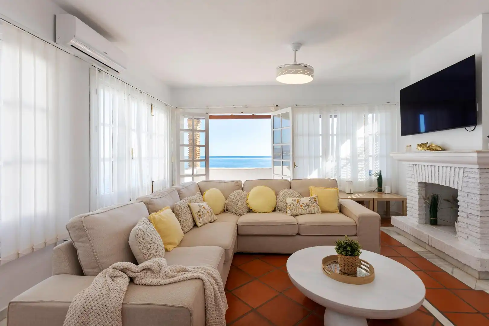Sala de estar de Casa o chalet en venta en Almuñécar con Aire acondicionado, Jardín privado y Terraza