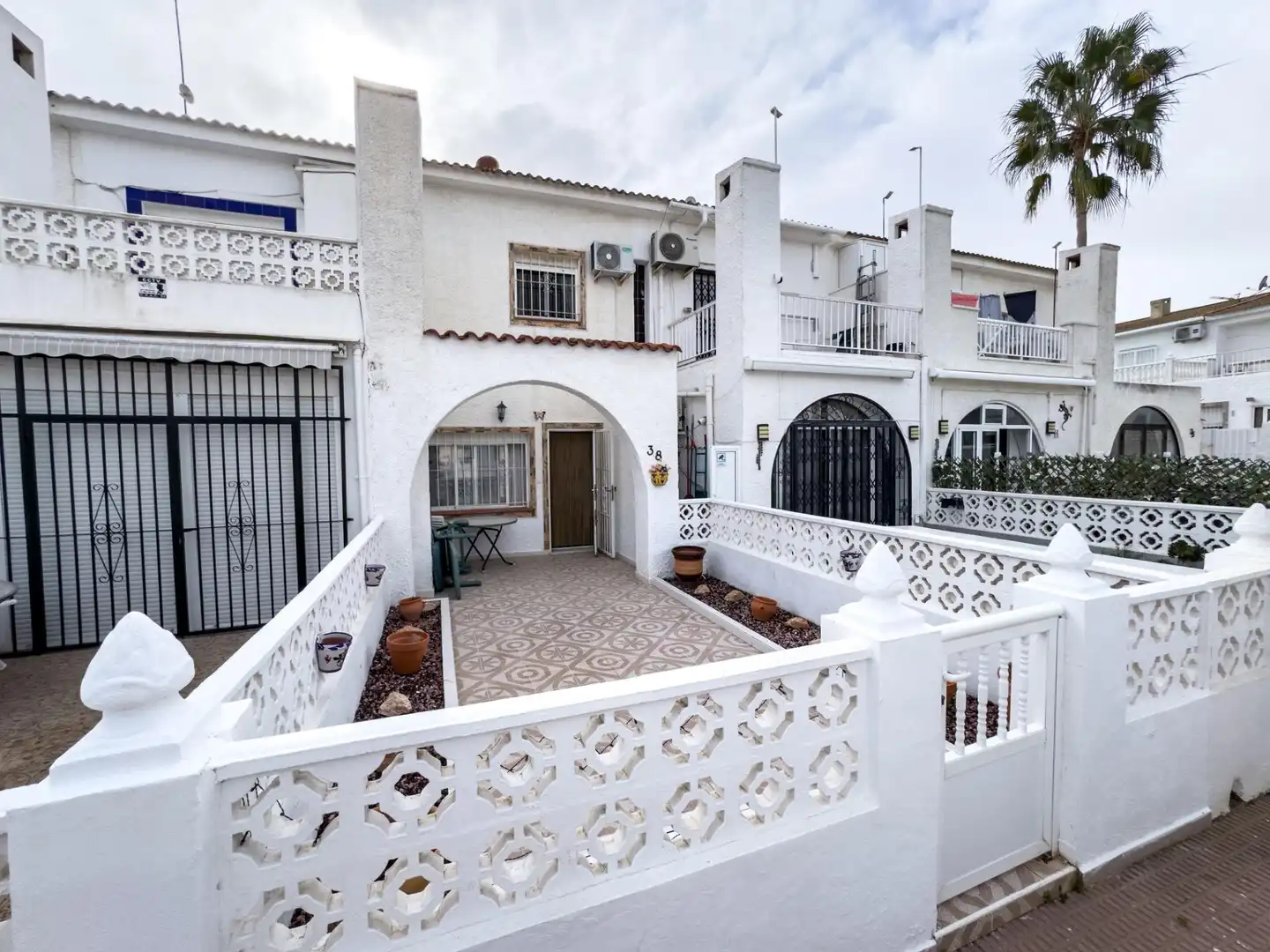 Vista exterior de Casa adosada en venda en Torrevieja amb Aire condicionat, Terrassa i Moblat