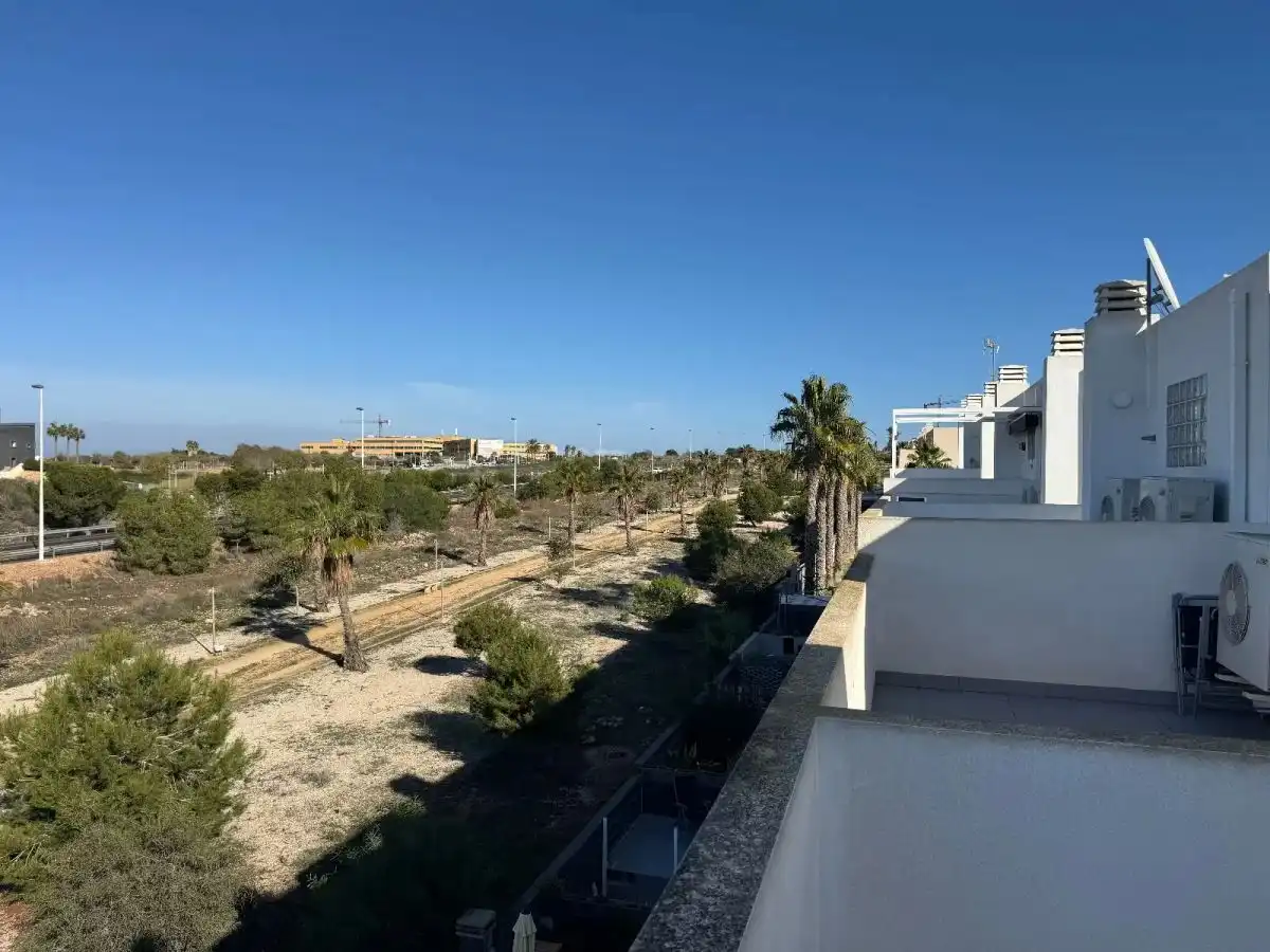 Vista exterior de Casa adosada en venta en Torrevieja con Aire acondicionado, Jardín privado y Amueblado