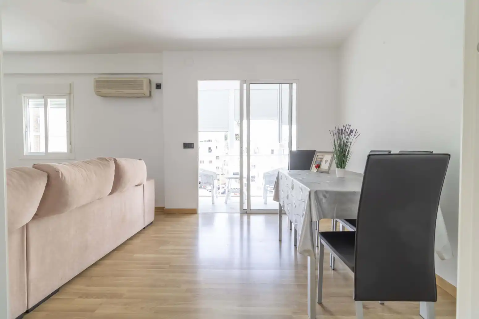 Sala d'estar de Pis de lloguer en San Juan de Aznalfarache amb Aire condicionat i Moblat