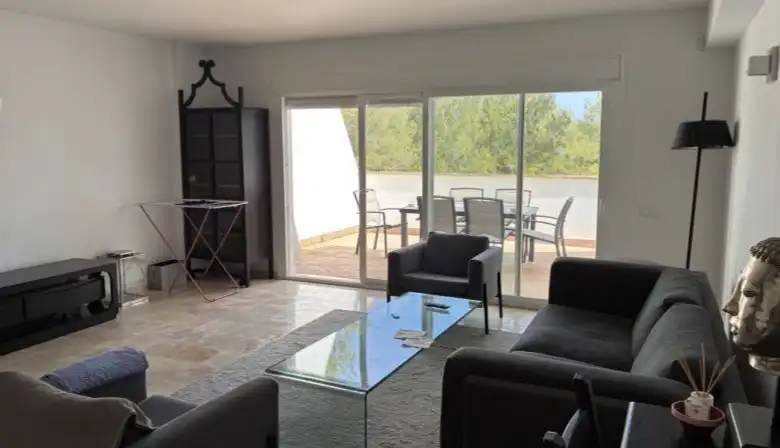 Wohnzimmer von Einfamilien-Reihenhaus zum Verkauf in Santa Eulària des Riu mit Klimaanlage, Terrasse und Möbliert