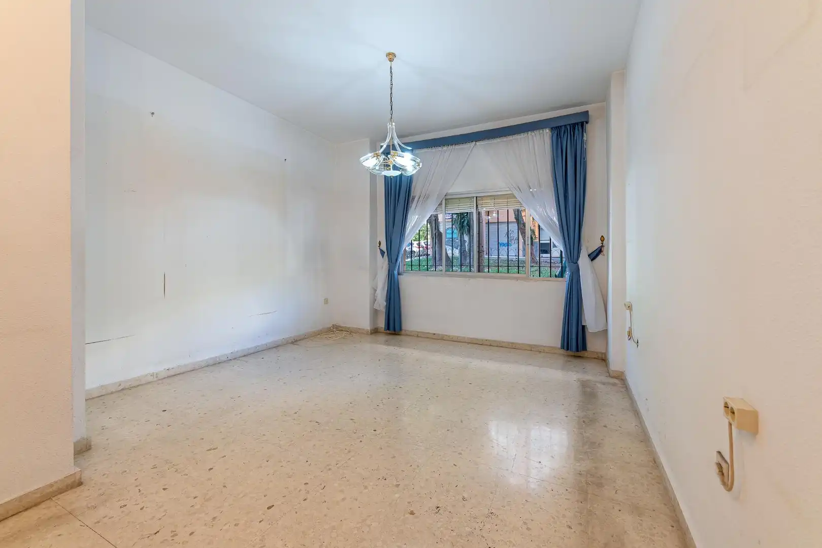 Sala d'estar de Planta baixa en venda en Málaga amb Jardí privat
