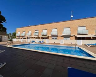 Piscina de Casa adosada de lloguer en Cubelles amb Aire condicionat, Terrassa i Piscina