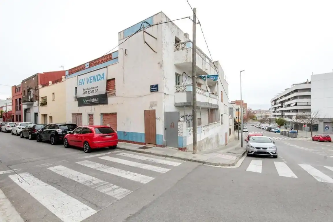 Außenansicht von Gebäude zum Verkauf in Terrassa