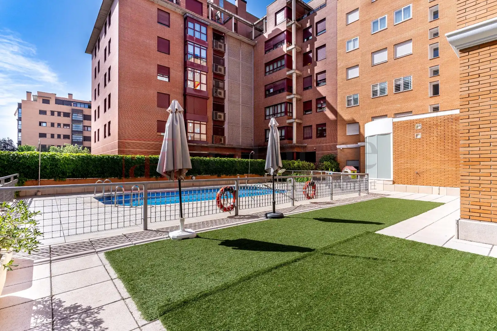 Schwimmbecken von Wohnung zum Verkauf in Madrid mit Klimaanlage, Heizung und Privatgarten