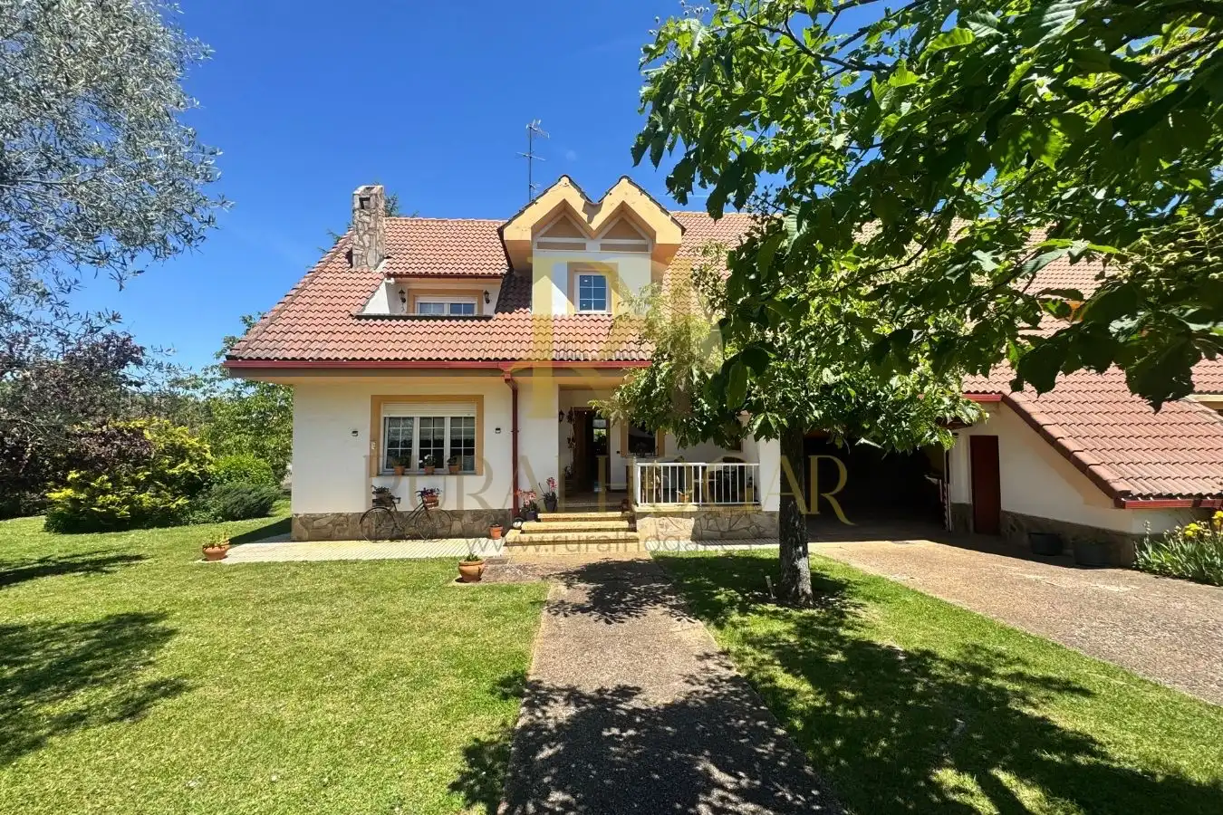 Vista exterior de Casa o chalet en venta en Santovenia de la Valdoncina con Calefacción, Jardín privado y Parquet