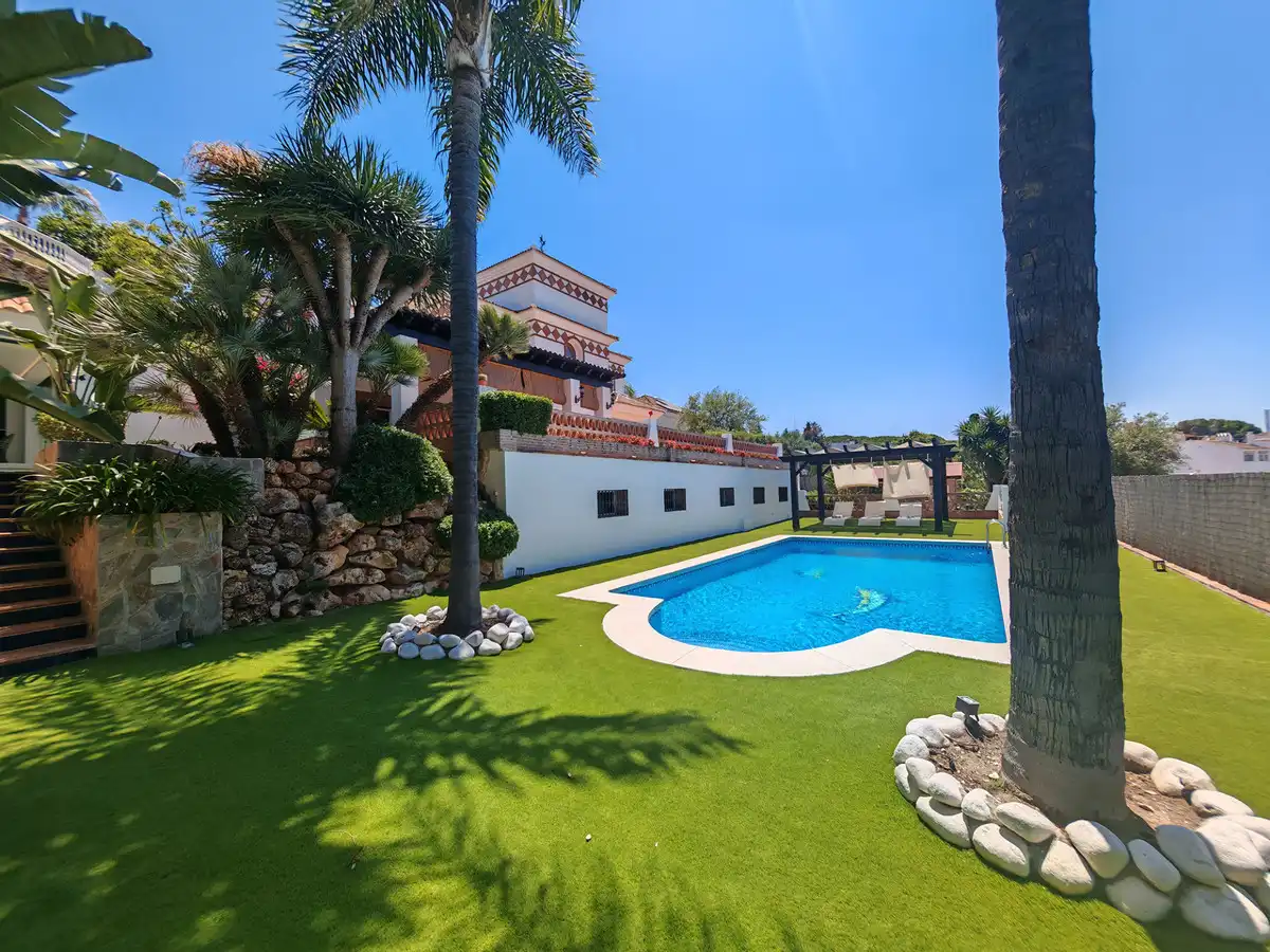 Swimming pool of Houses for sale in Marbella  with Air Conditioner, Heating and Private garden