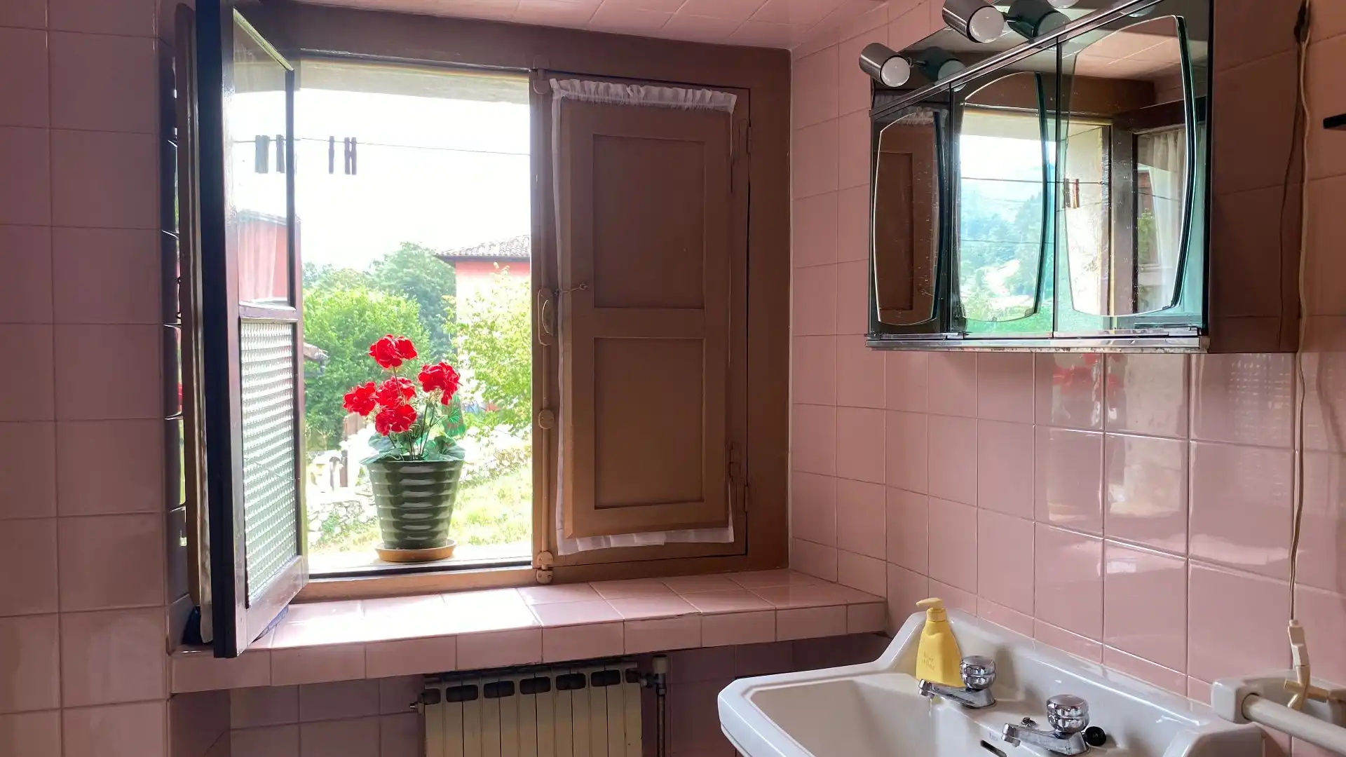 Bathroom of Houses for sale in Onís  with Heating