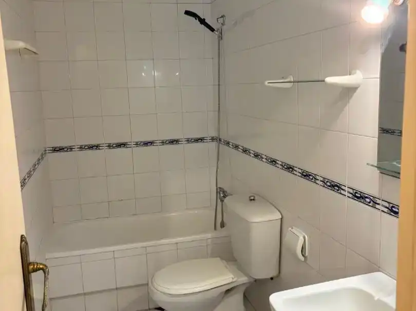 Bany de Pis en venda en  Sevilla Capital amb Aire condicionat i Balcó