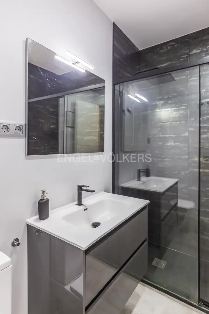 Bathroom of Flat for rent in Madrid  with Air Conditioner, Heating and Furnished