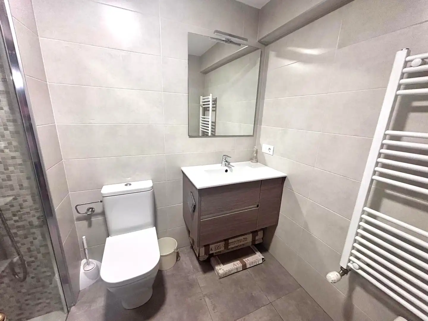 Bathroom of Flat for sale in Gijón   with Heating, Parquet flooring and Oven