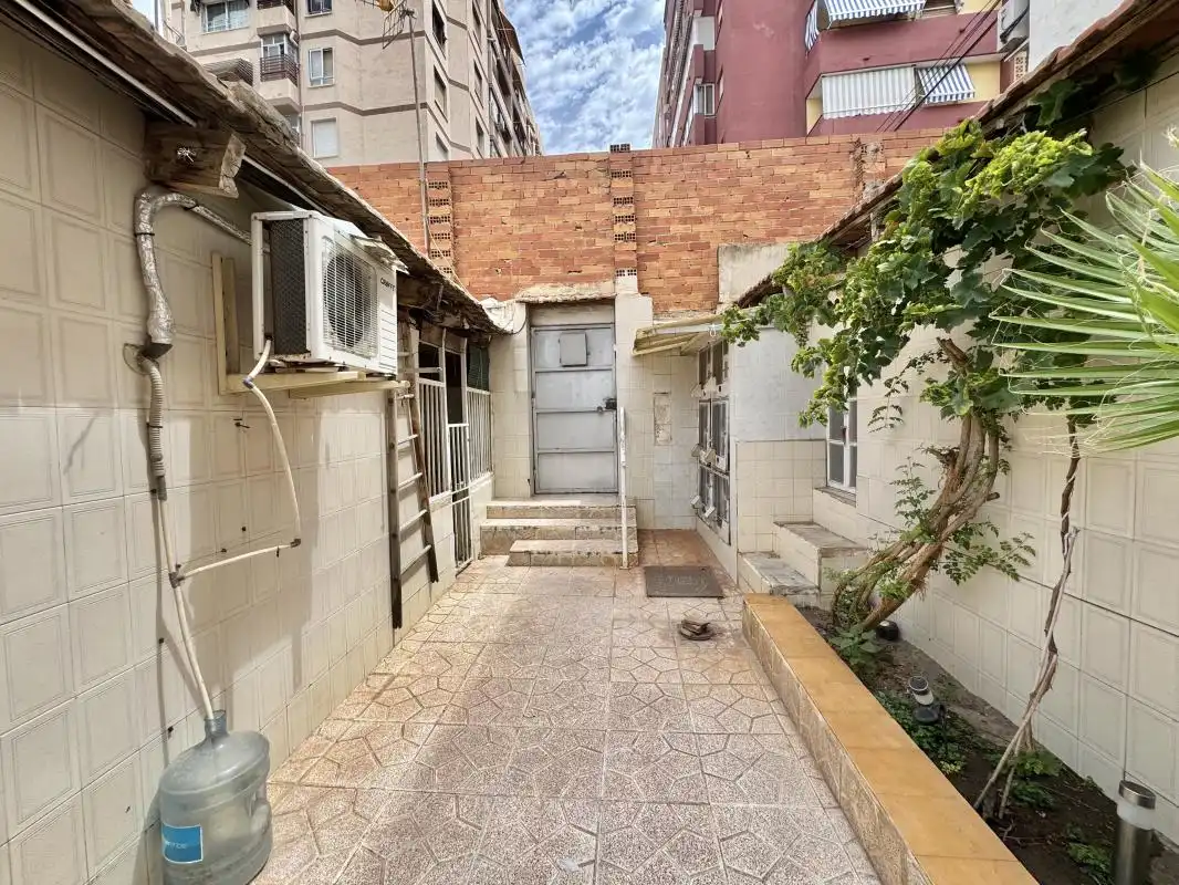 Vista exterior de Edifici en venda en Alicante / Alacant