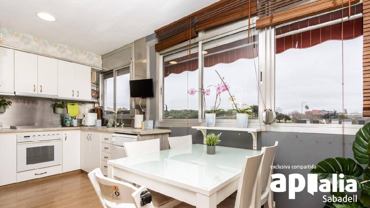 Kitchen of Flat for sale in Sabadell  with Air Conditioner, Heating and Parquet flooring
