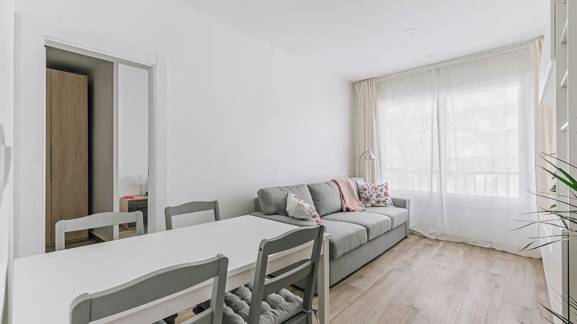 Sala d'estar de Pis en venda en Cornellà de Llobregat amb Aire condicionat, Calefacció i Moblat