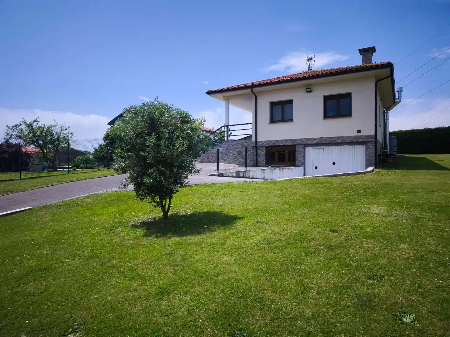 Vista exterior de Piso en venta en Gijón  con Jardín privado, Trastero y Piscina