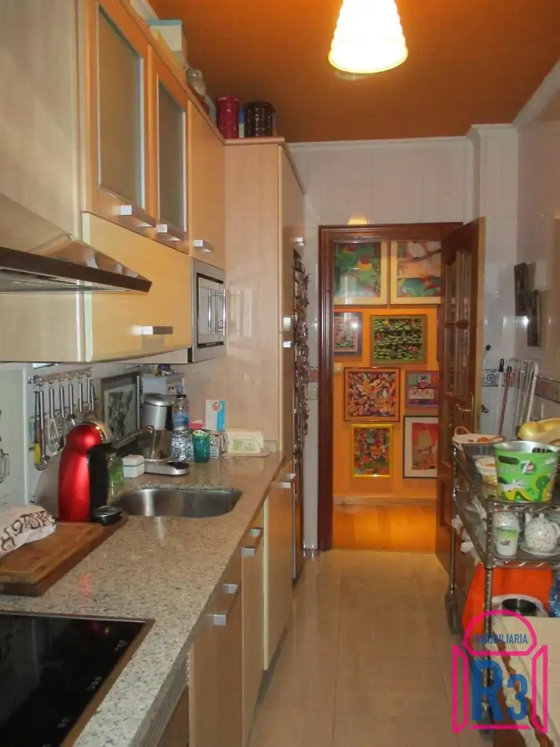 Cuina de Apartament en venda en León Capital  amb Calefacció, Terrassa i Traster