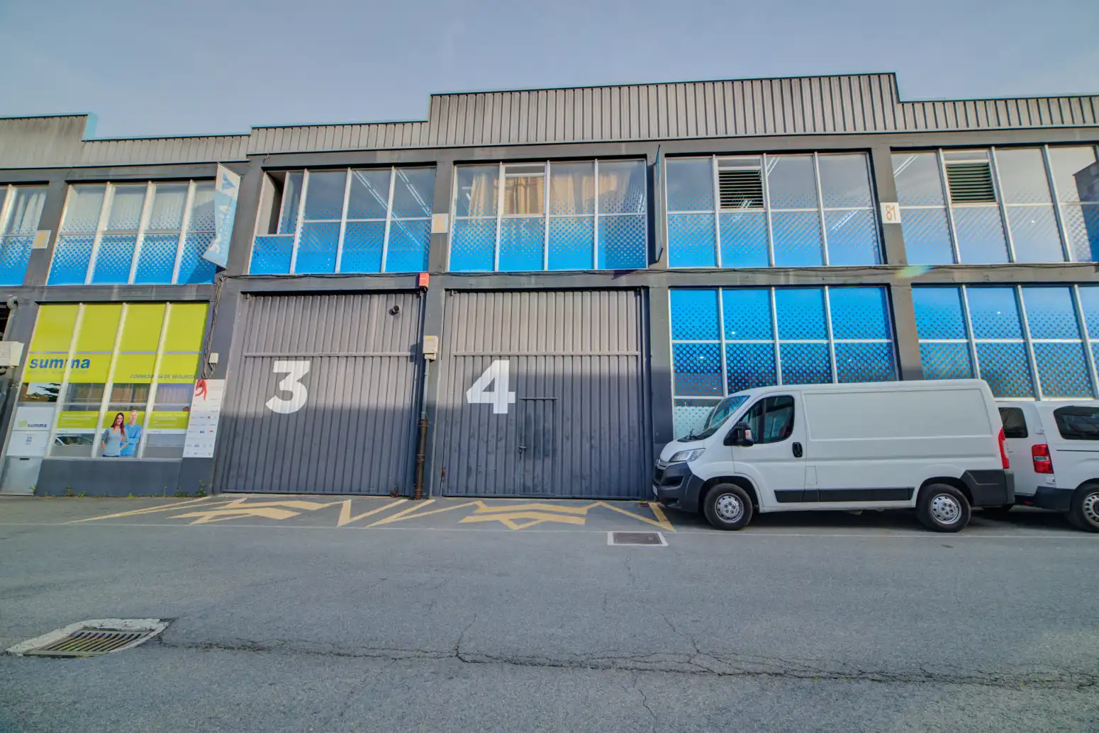 Außenansicht von Fabrikhallen zum Verkauf in Berriozar