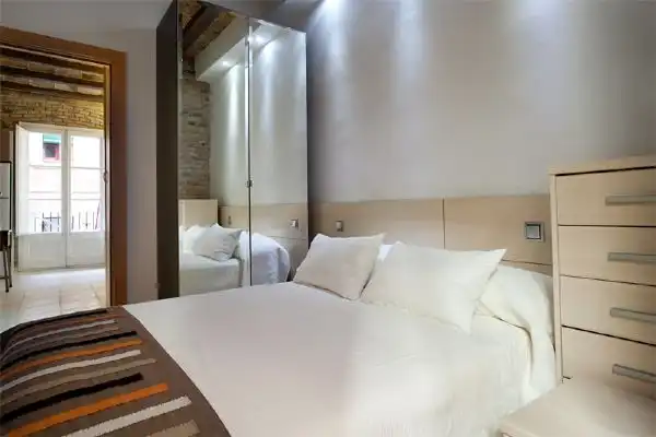 Schlafzimmer von Wohnungen zum Verkauf in Barcelona mit Möbliert, Ofen und Mikrowelle