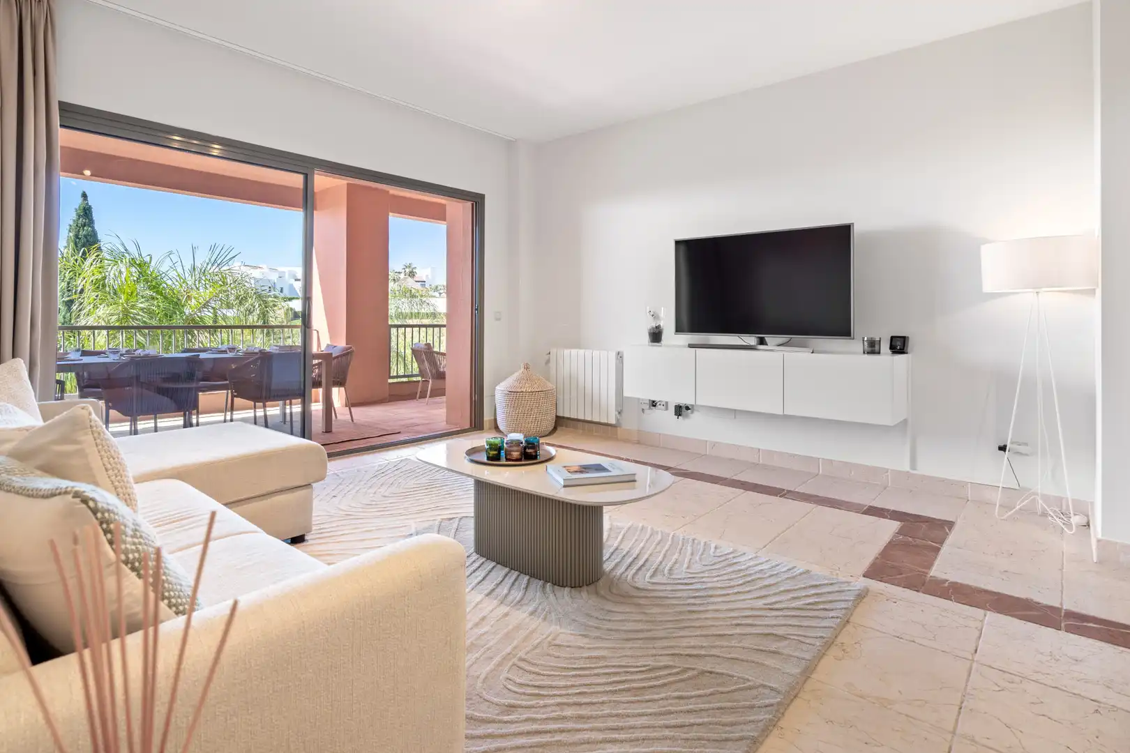 Sala d'estar de Apartament en venda en Benahavís amb Aire condicionat, Terrassa i Piscina