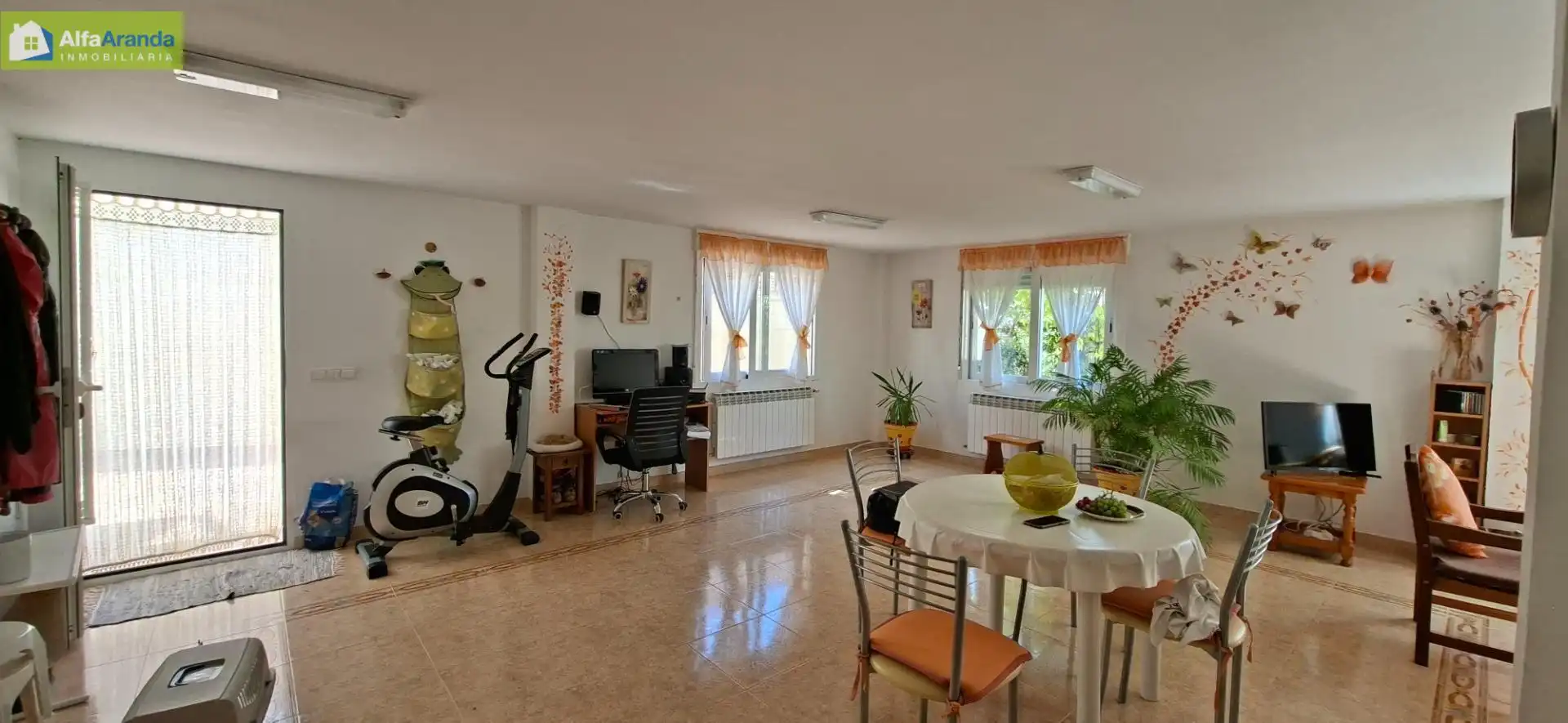 Sala d'estar de Casa o xalet en venda en Fuentenebro amb Calefacció, Jardí privat i Traster