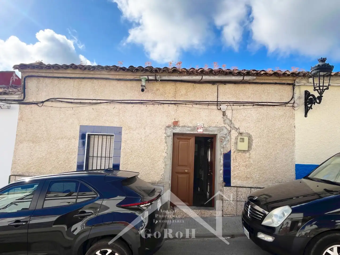 Vista exterior de Casa adosada en venda en Almadén de la Plata amb Traster, Moblat i Alarma