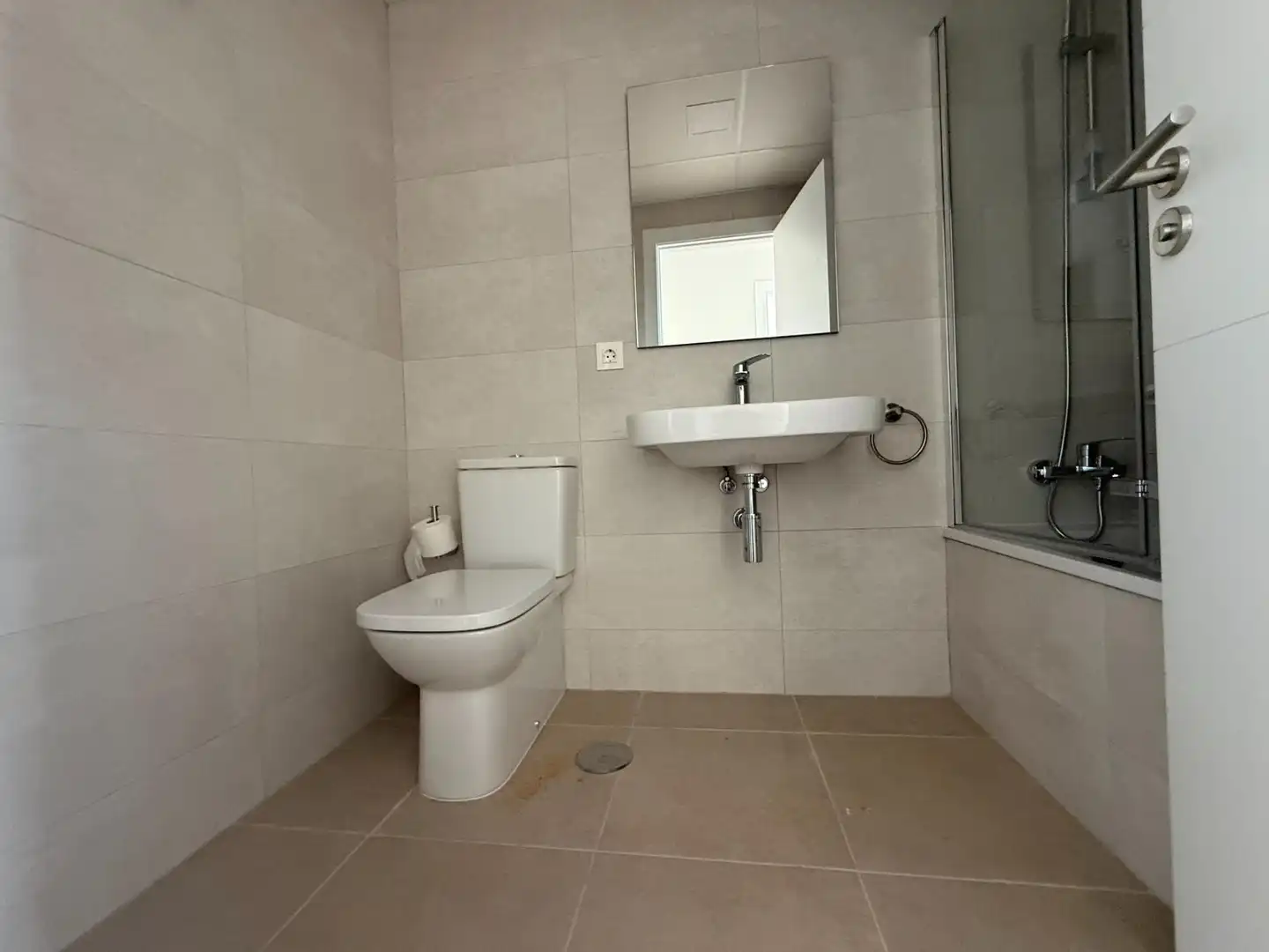 Badezimmer von Wohnung zur Miete in Sevilla mit Klimaanlage