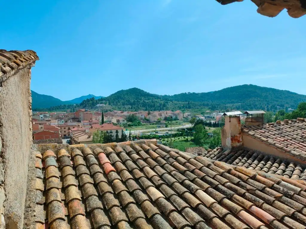 Außenansicht von Einfamilien-Reihenhaus zum Verkauf in Valderrobres mit Heizung, Terrasse und Abstellraum