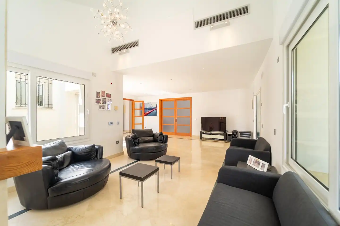 Sala d'estar de Casa o xalet en venda en Sotogrande amb Aire condicionat, Jardí privat i Terrassa