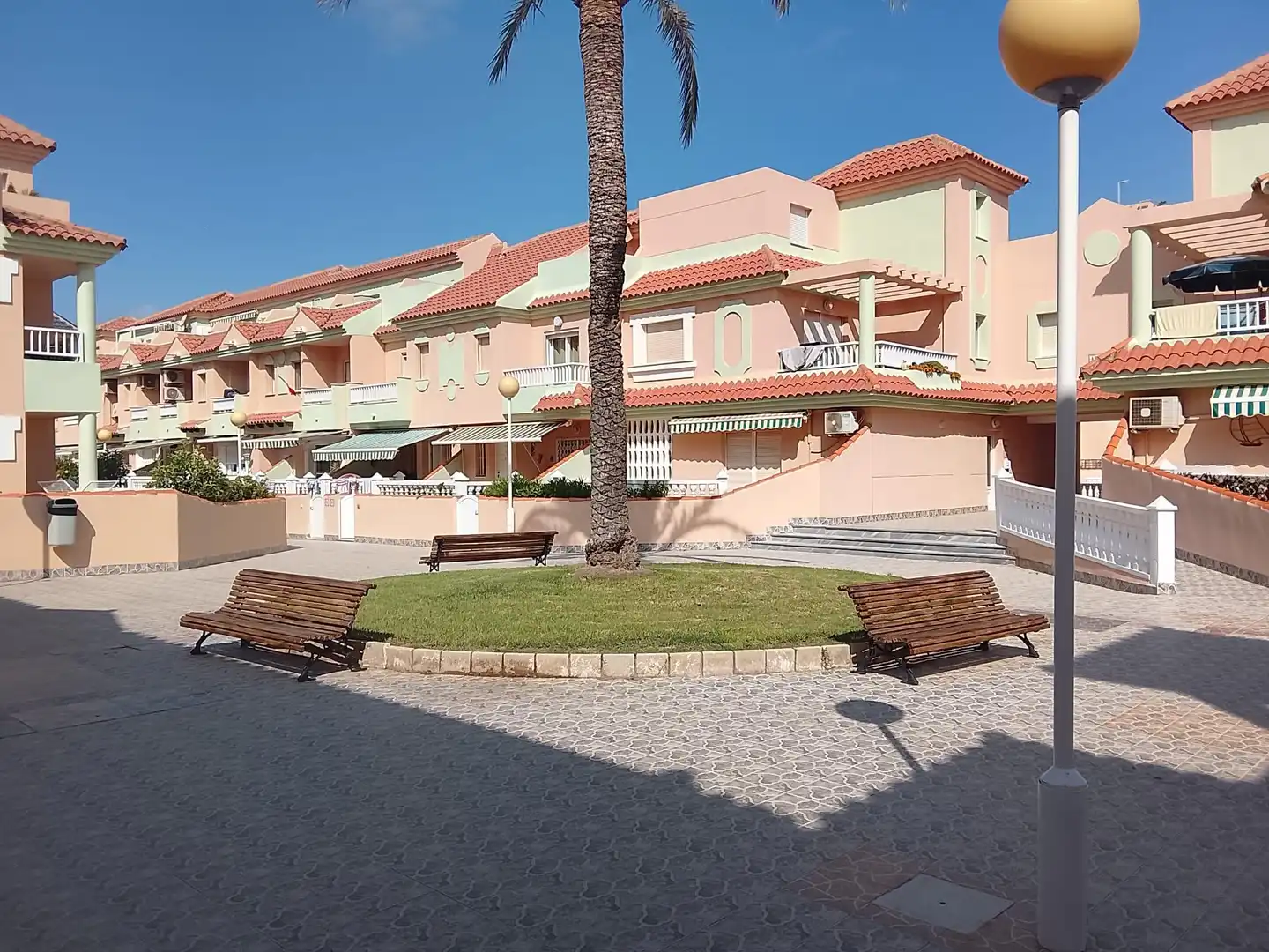 Vista exterior de Casa adosada en venda en La Manga del Mar Menor amb Aire condicionat, Calefacció i Jardí privat