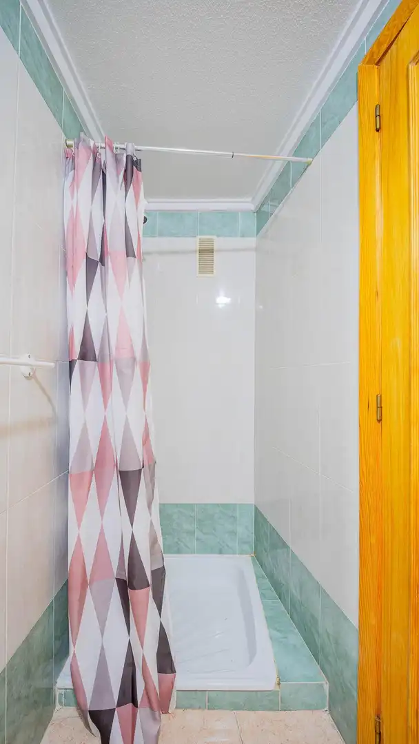 Baño de Apartamento en venta en Torrevieja con Terraza y Piscina comunitaria