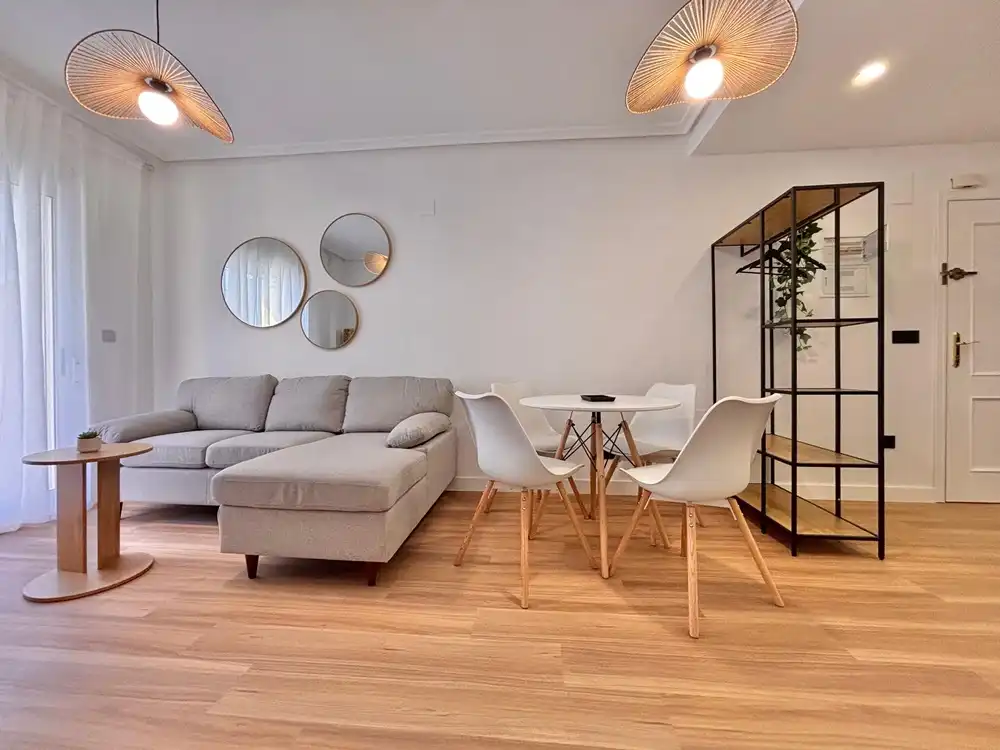 Sala d'estar de Apartament en venda en Torrevieja amb Aire condicionat, Parquet i Moblat