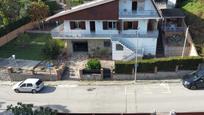 Vista exterior de Casa o xalet en venda en Llinars del Vallès amb Calefacció, Jardí privat i Terrassa