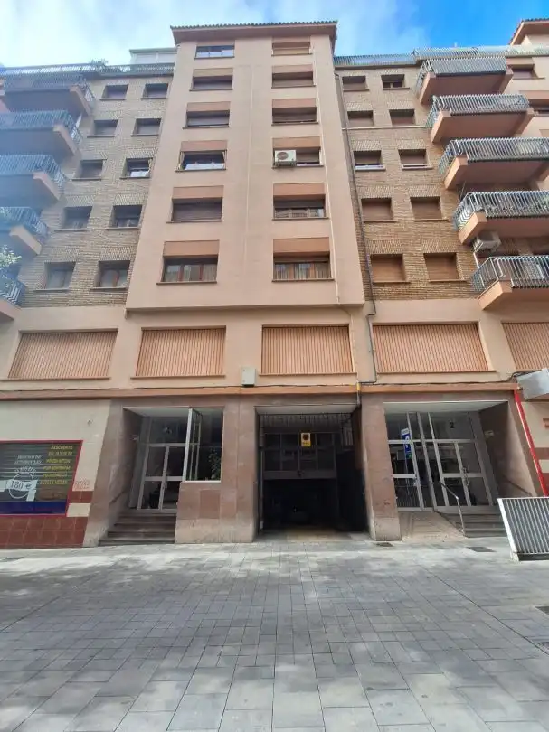Außenansicht von Garage zur Miete in Huesca