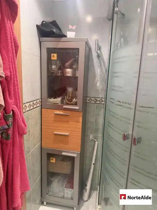 Badezimmer von Wohnung zum Verkauf in Barakaldo  mit Heizung, Privatgarten und Abstellraum