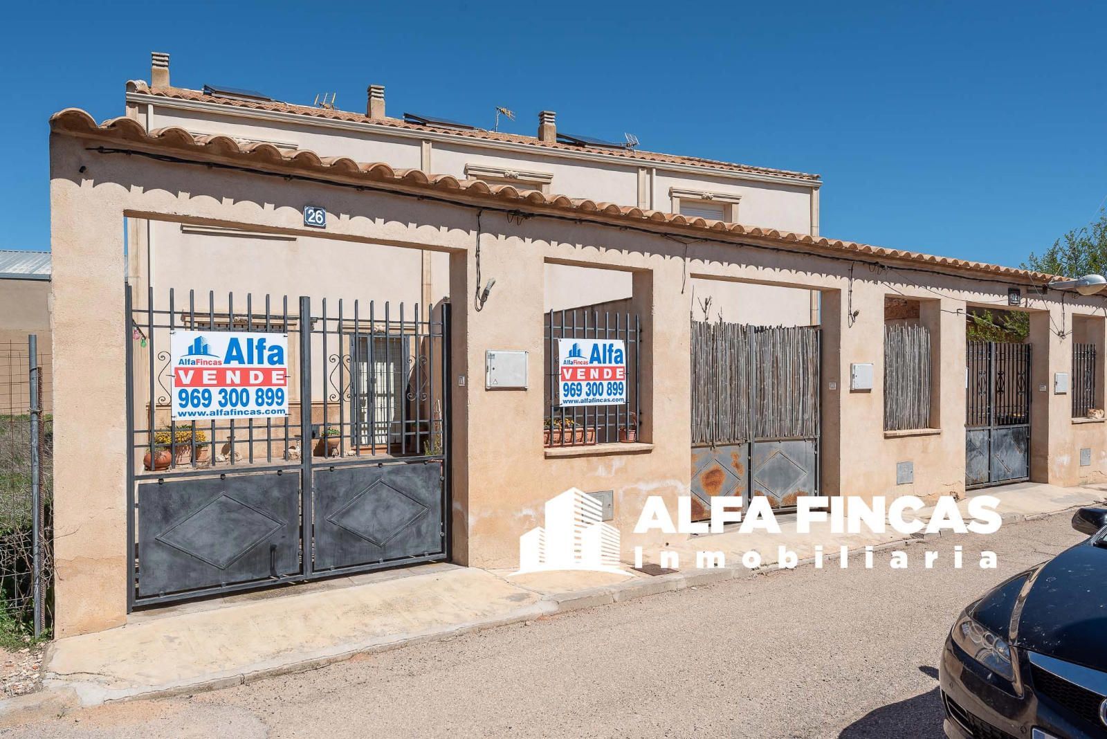 Vista exterior de Casa adosada en venda en Atalaya del Cañavate amb Calefacció, Jardí privat i Traster