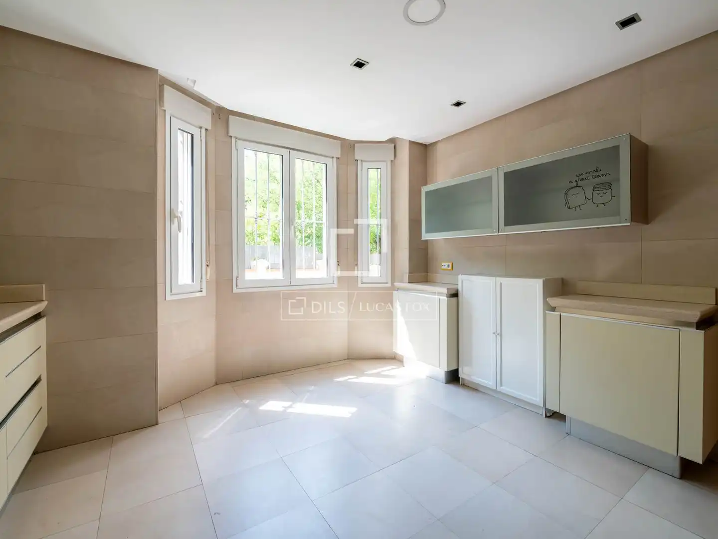 Vista exterior de Casa o xalet en venda en Madrid amb Aire condicionat, Calefacció i Jardí privat