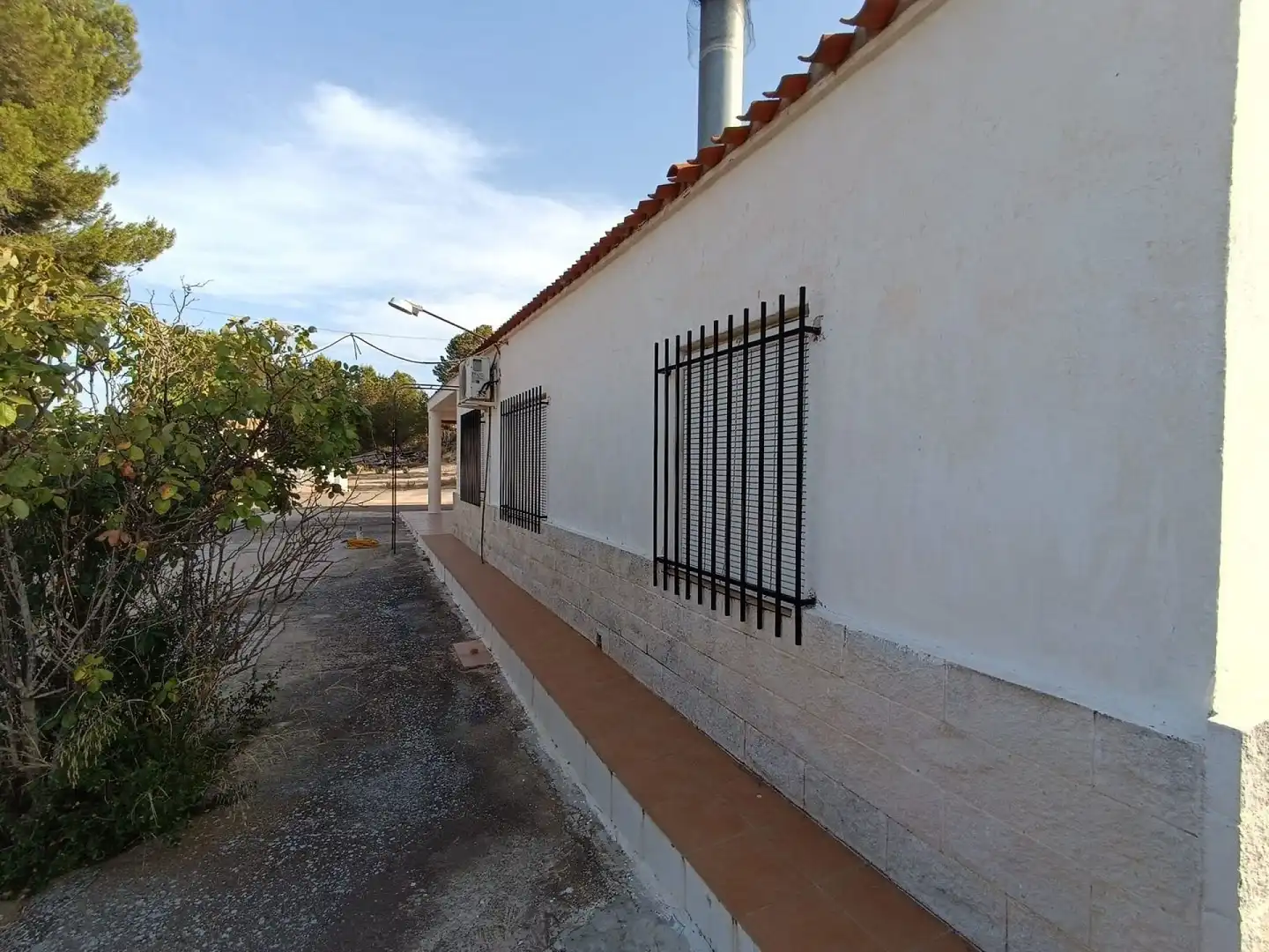 Vista exterior de Casa o xalet en venda en Yecla amb Aire condicionat, Jardí privat i Terrassa