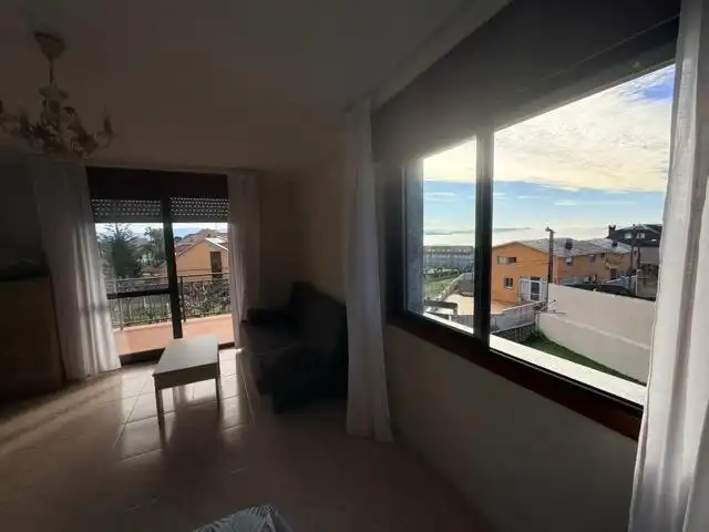 Sala d'estar de Casa o xalet en venda en Sanxenxo amb Jardí privat, Terrassa i Moblat