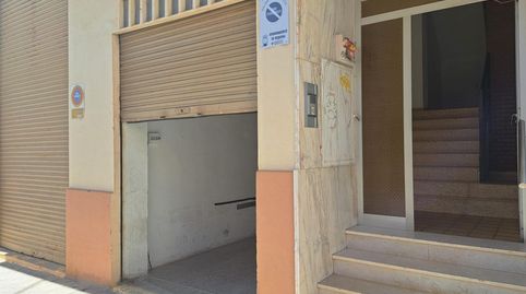 Local en planta baja con capacidad para dos vehículos y altillo.