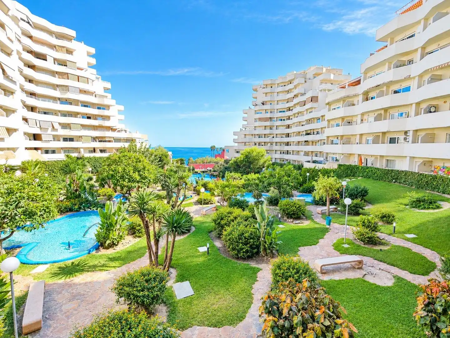 Vista exterior de Estudi de lloguer en Benalmádena amb Jardí privat, Terrassa i Moblat