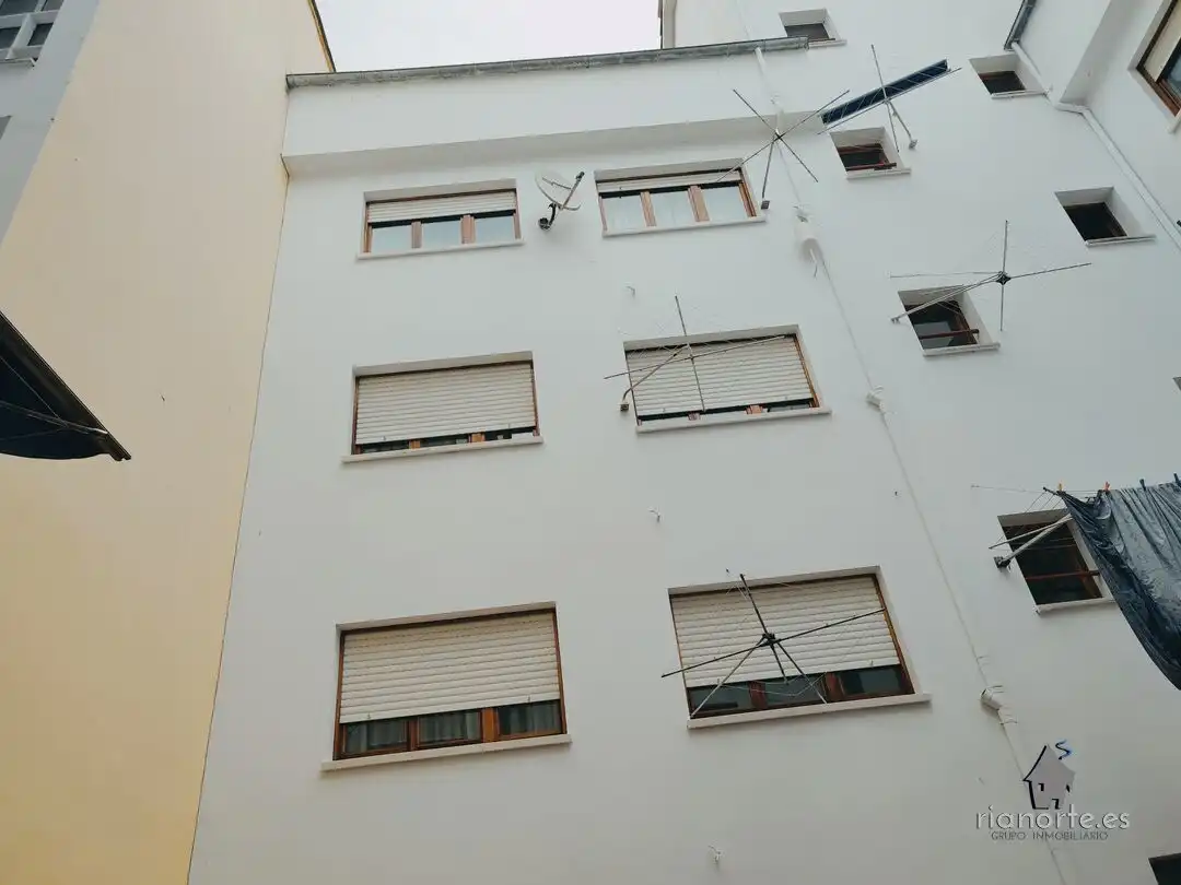 Vista exterior de Pis en venda en San Martín del Rey Aurelio amb Calefacció i Moblat