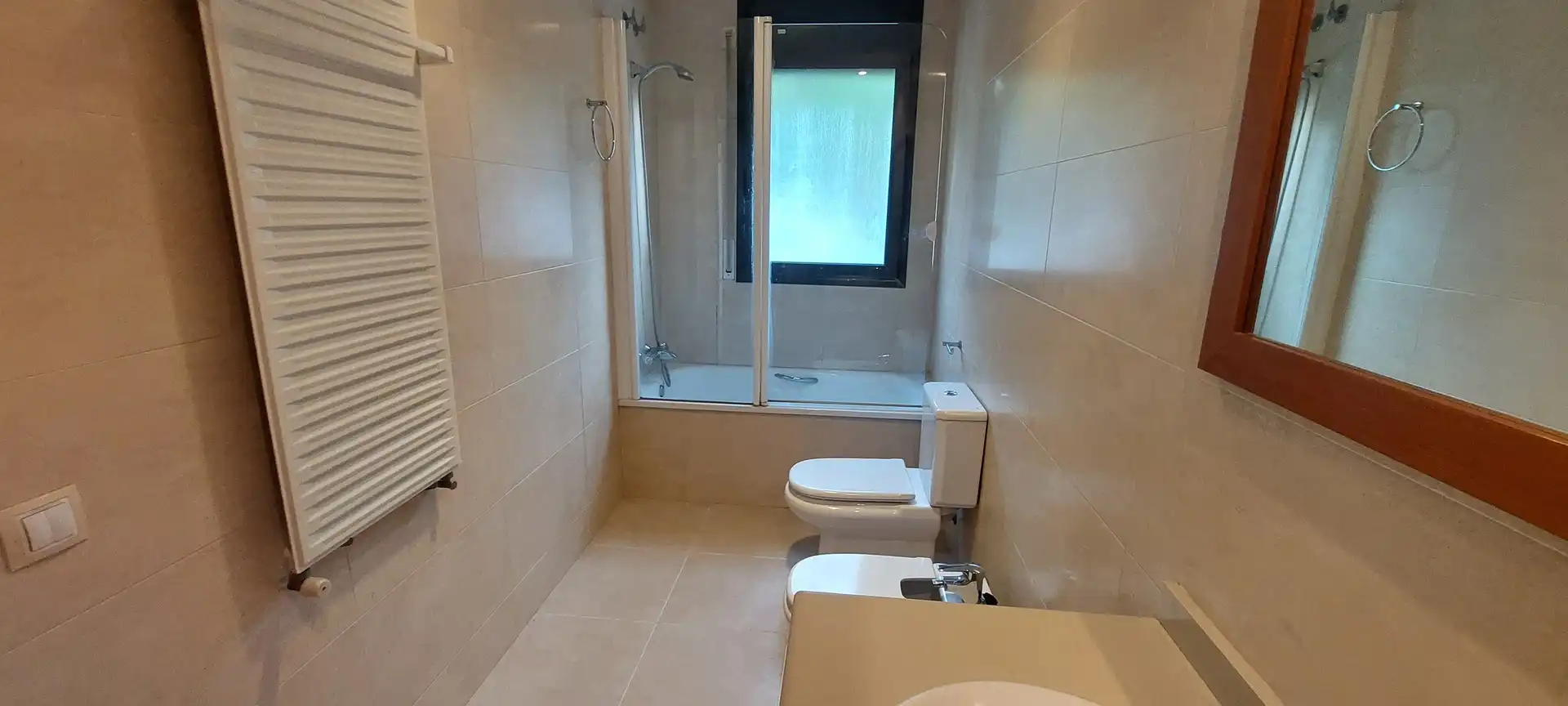Badezimmer von Wohnung zur Miete in Vallgorguina mit Heizung, Parkett und Balkon
