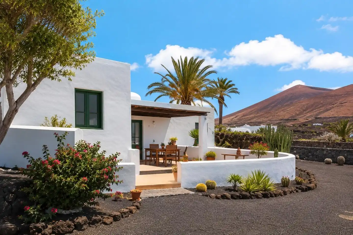 Vista exterior de Casa o xalet en venda en Yaiza amb Aire condicionat, Jardí privat i Terrassa