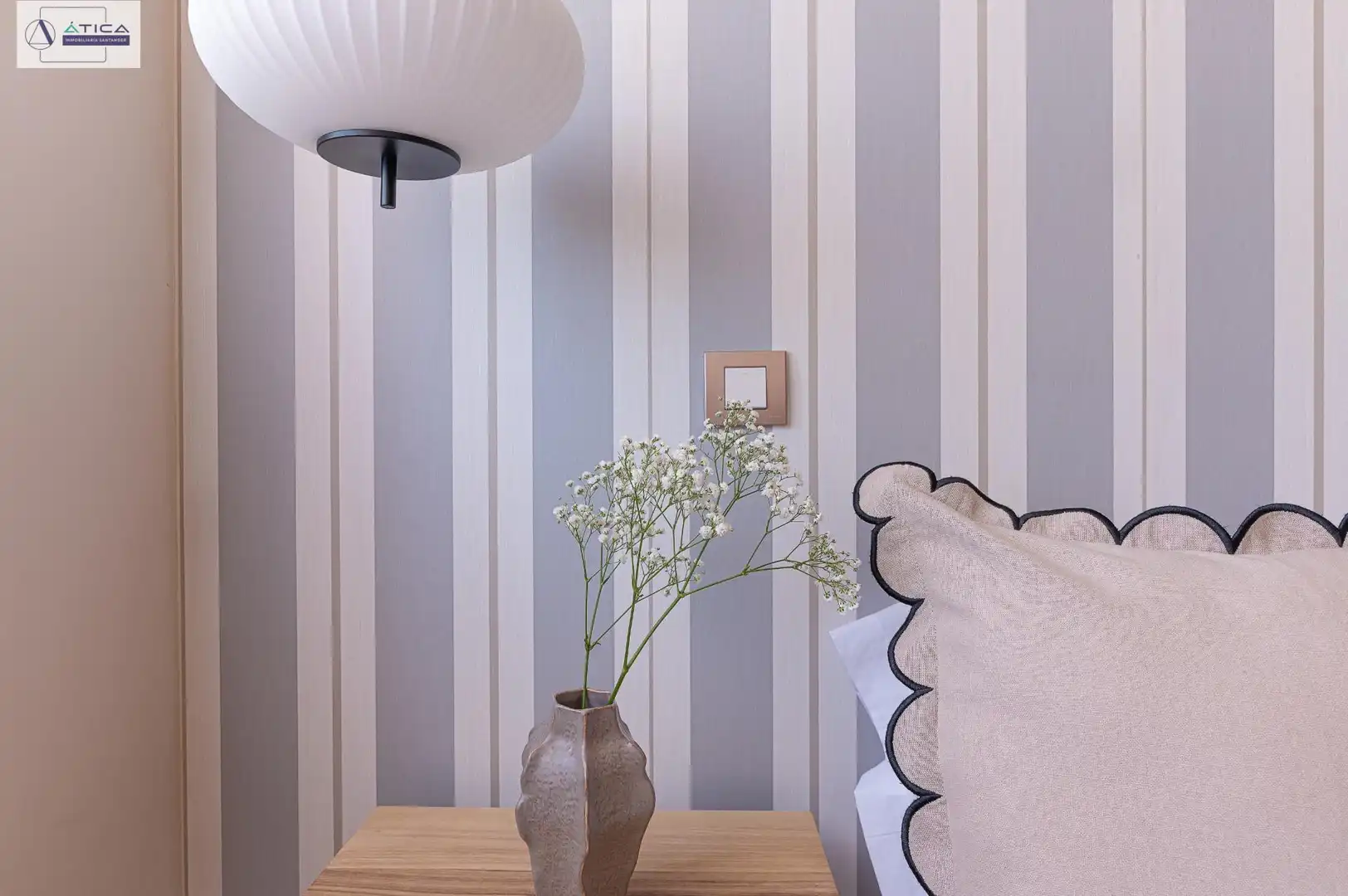 Schlafzimmer von Dachboden zum Verkauf in Santander mit Heizung, Privatgarten und Parkett