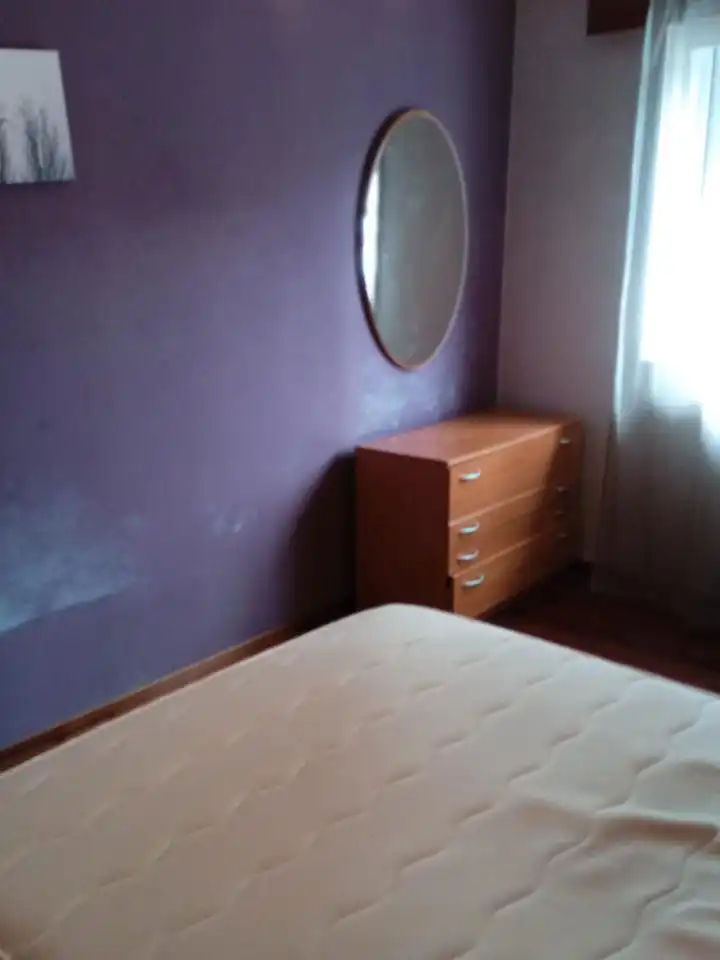 Habitación de Planta baja en venta en Santiago de Compostela  con Calefacción, Trastero y Amueblado