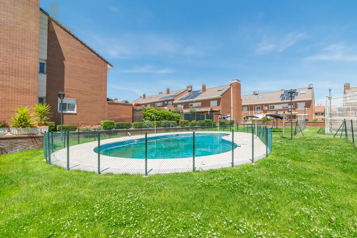 Schwimmbecken von Einfamilien-Reihenhaus zum Verkauf in Valdemoro mit Klimaanlage, Heizung und Privatgarten