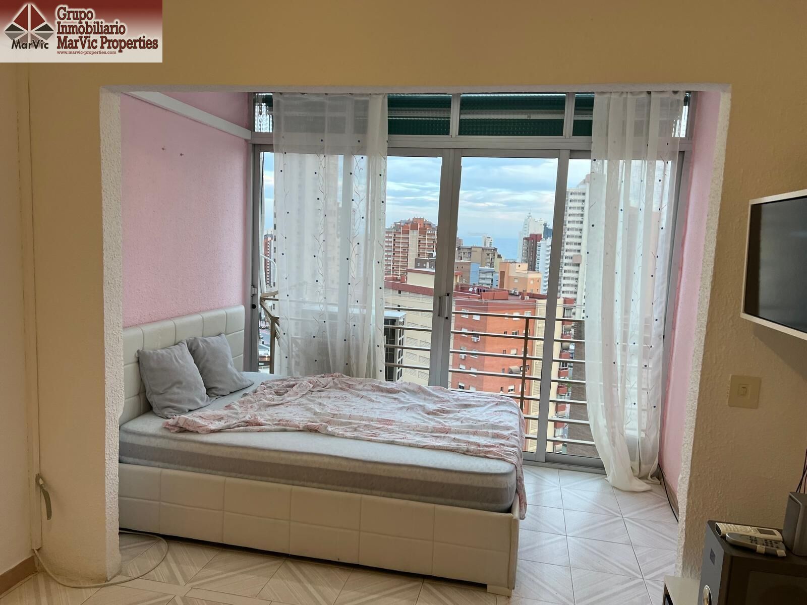 Dormitori de Apartament en venda en Benidorm amb Aire condicionat, Jardí privat i Piscina comunitària